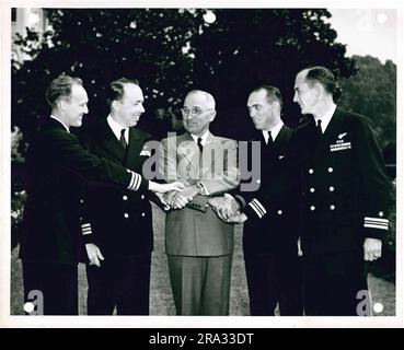 Foto von Präsident Truman, der der Flugcrew der Truculent Turtle im Weißen Haus gratuliert. Stockfoto