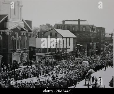 Marschkapelle bei der Portsmouth Armed Forces Day Parade. Auf diesem Foto ist eine Marschkapelle einer Highschool dargestellt, die an der Parade zum Tag der Streitkräfte in Portsmouth teilnimmt. 1951-05-19T00:00:00. Stockfoto