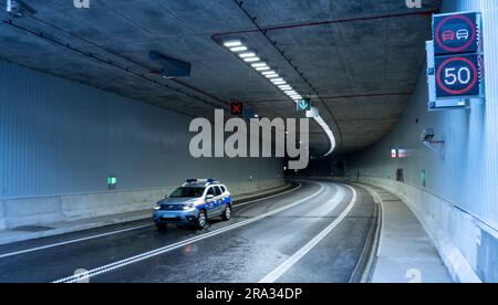 30. Juni 2023, Polen, Swinemünde: Nach der Eröffnung fährt ein Auto des Amtes für öffentliche Ordnung durch einen Straßentunnel unter dem Fluss Swine (·wina) in Swinoujscie (·winouj·cie). Polen hat einen Autotunnel in der Hafenstadt Swinoujscie (·winouj·cie) eröffnet, der weiteren Zugang zur beliebten Ferieninsel Usedom bietet. Der Tunnel ist etwa 1,8 km lang und kostet mehr als 200 Millionen Euro, wobei die EU den größten Teil beisteuert. Foto: Stefan Sauer/dpa Stockfoto