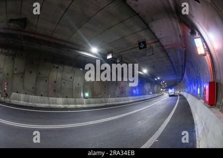 30. Juni 2023, Polen, Swinemünde: Ein Polizeiauto fährt nach der Eröffnung durch einen Straßentunnel unter dem Fluss Schwein (·winoujscie) in Swinoujscie (·winouj·cie). Polen hat einen Autotunnel in der Hafenstadt Swinoujscie (·winouj·cie) eröffnet, der eine weitere Zufahrtsstraße zur beliebten Ferieninsel Usedom bietet. Der Tunnel ist etwa 1,8 km lang und kostet mehr als 200 Millionen Euro, wobei die EU den größten Teil beisteuert. Foto: Stefan Sauer/dpa Stockfoto