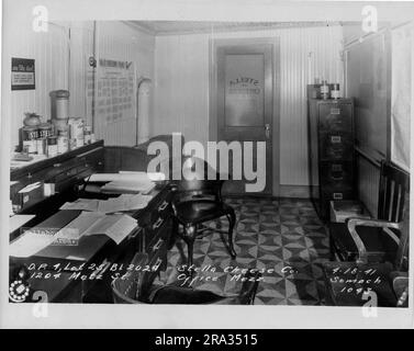 Foto des Wallabout Market, D.P. 4, Los 25, Gebäude 2024, 1204 Metz St. Stella Cheese Co Zwischengeschoss des Büros. Zimmer mit Blick auf die Außentür des Büros mit Schreibtisch, Stühlen, Aktenschrank, Linoleum-Boden, Telefon und Verkaufskarte im Büro immer noch in Gebrauch, vom Negativen 1043.. Stockfoto