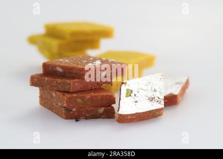 Badam Burfi und Kesar Barfi. Zwei Arten von indischen Süßigkeiten in einem Rahmen. Wird häufig zur Feier von Festivals und besonderen Anlässen verteilt. Stockfoto