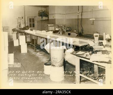 Foto des Innenraums von Lot 214, Blk. 2024, 1031 Washington Ave, Packtisch mit Papierriemen auf dem obersten Stockwerk von Hahns Creameries. Stockfoto
