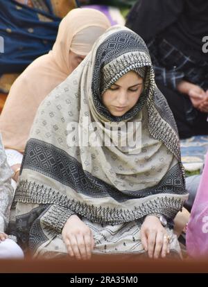 Nicht exklusiv: 29, Juni 2023, Srinagar, Indien: Kaschmirische Muslime bieten besondere Eid-Gebete in einer Moschee anlässlich des Eid-Al-Adha (Bakra Eid) an. E Stockfoto