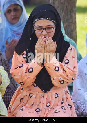 Nicht exklusiv: 29, Juni 2023, Srinagar, Indien: Kaschmirische Muslime bieten besondere Eid-Gebete in einer Moschee anlässlich des Eid-Al-Adha (Bakra Eid) an. E Stockfoto