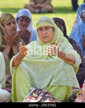 Nicht exklusiv: 29, Juni 2023, Srinagar, Indien: Kaschmirische Muslime bieten besondere Eid-Gebete in einer Moschee anlässlich des Eid-Al-Adha (Bakra Eid) an. E Stockfoto