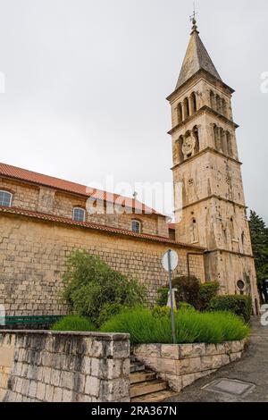Die Kirche unserer Lieben Frau vom Berg Carmel in Nerezisca auf der Insel Brac in Kroatien. Crkva Gospa oder Karmela auf Kroatisch Stockfoto