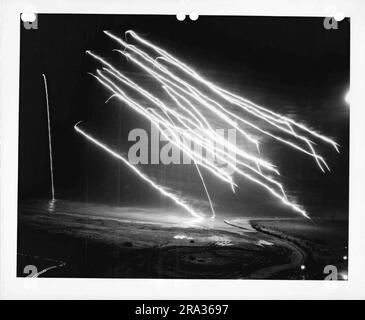 Foto von Leuchtfackeln, die nachts abgefeuert werden. Stockfoto