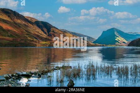 Blick auf Buttermere in Richtung Fleetwith Pike an einem sonnigen Tag Stockfoto