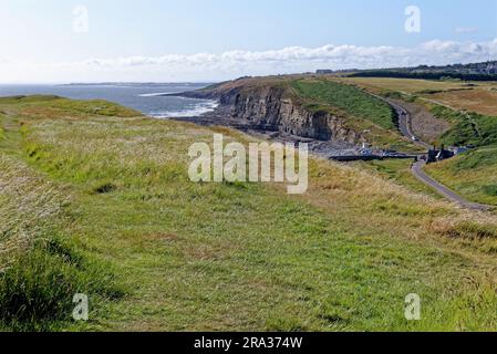 Dunraven Bay and Beach, ein sehr beliebter Strand in Southerndown an der Glamorgan Heritage Coast, South Wales, Großbritannien. 25. Juli 2023 Stockfoto