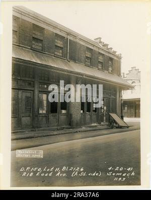 Foto von außen von Lot 11, BL. 2126, 218 East Ave auf der St-Seite. Stockfoto