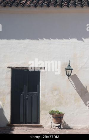 Holztür eines alten Bauwerks in Salta, Argentinien Stockfoto