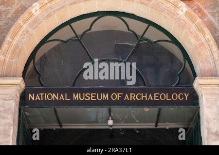 Valletta, Malta, 4. Mai 2023. Das Archäologische Museum befindet sich in Valletta im Hospitaller Inn der Langue de Provence Stockfoto