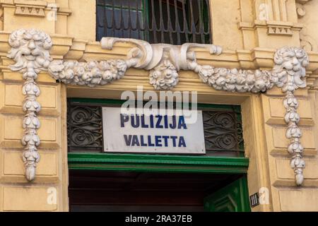 Valletta, Malta, 5. Mai 2023. Fassade einer Polizeibehörde im Stadtzentrum. Stockfoto