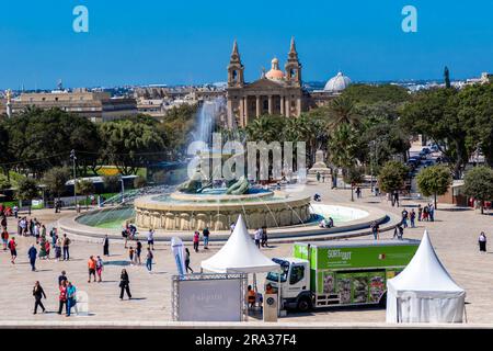 Valletta, Malta, 5. Mai 2023. Triton-Brunnen von Valletta und Kirche St. Publius von Floriana, Malta Stockfoto