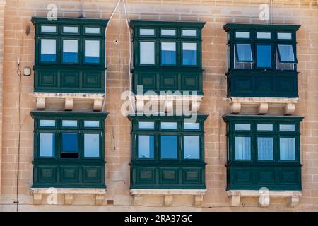 Valletta, Malta, 5. Mai 2023. Fassade eines Gebäudes mit typischen Fenstern im Stadtzentrum Stockfoto