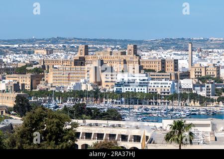 Valletta, Malta, 5. Mai 2023. St. Luke's Hospital ist ein ehemaliges allgemeines Krankenhaus auf dem Gwardamanġia-Hügel in Pietà. Stockfoto