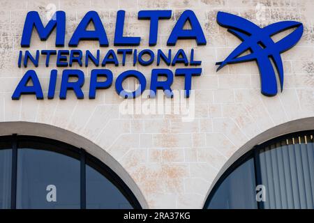 Valletta, Malta, 7. Mai 2023. Flughafenfassade mit blauem Logo Stockfoto