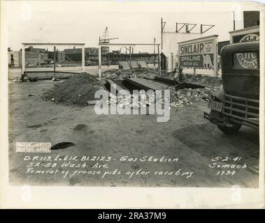 Foto von der Außenseite von Los 12, Bl. 2123, 52-58 Waschen. Ave, Tankstelle, Entfernung der Fettgrube nach der Räumung. Stockfoto