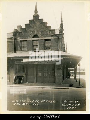 Foto von der Außenseite von Los 12, Bl. 2256, 231 MKT Ave, D.P. 138. Außenansicht des Marktgebäudes mit Schild für James Gale. Stockfoto