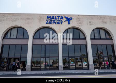 Valletta, Malta, 7. Mai 2023. Flughafenfassade mit blauem Logo Stockfoto