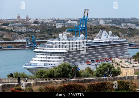 Valletta, Malta, 30. April 2023. Oceania Cruises Kreuzfahrtschiff im Hafen Stockfoto