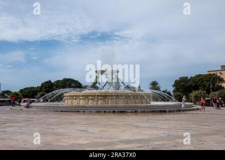 Valletta, Malta, 30. april 2023. Der Tritons-Brunnen besteht aus drei Bronzetritonen, die ein großes Becken stützen Stockfoto