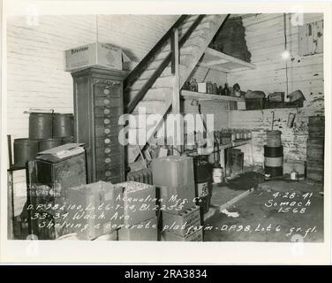 Foto des Innenraums der Lose 6-7-14, Bl. 2253, 33-24 Waschen. Ave, Regale und Betonplattform im Erdgeschoss der Acqualina Mfg Co Stockfoto