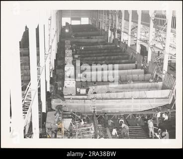 Landefahrzeug, mechanisiert, Mark III (LCM(3)) Tankanzünder, 50 Fuß, Produktionslinie, Navy Yard, Boston, Massachusetts. Zur Verwaltungsgeschichte des ersten Marinestreifens im Zweiten Weltkrieg Stockfoto