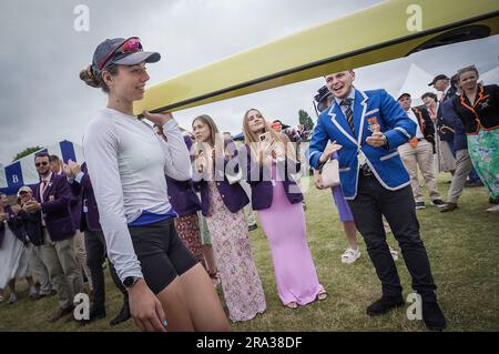 Henley-on-Thames, Oxfordshire, Großbritannien. 30. Juni 2023. Henley Royal Regatta - 3. Tag. Henley Regatta ist einer der Höhepunkte des Sommerkalenders und zieht Tausende von Besuchern zu über 300 Rennen mit internationalem Standard an, zu denen olympische Ruder und neue Mannschaften gehören können. Kredit: Guy Corbishley/Alamy Live News Stockfoto