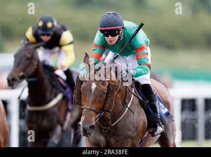 Just Hiss Ridden by Thomas Easterby gewinnt am zweiten Tag des Seaton Delaval Northumberland Plate Festivals auf der Rennbahn Newcastle Upon Tyne den Sky Sports Racing Sky 415 Amateur Jockeys' Handicap. Foto: Freitag, 30. Juni 2023. Stockfoto