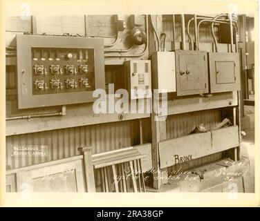 Foto des Innenraums des Pier 5-Gebäudes, der Sprinkleralarmanlage und des Schaltkastens, D.P. 231 Stockfoto