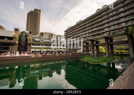 Barbican Centre, Barbican Estate in London, ein Symbol der Brutalistischen Architektur und ein architektonischer Schatz. Ein Wohn-, Kunst- und Kulturzentrum. Stockfoto