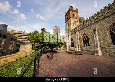 Die Barbikanische Kirche, St. Giles' Cripplegate Kirche, auch bekannt als St. Giles ohne Cripplegat, ist eine historische mittelalterliche Kirche im Barbican Komplex. Stockfoto