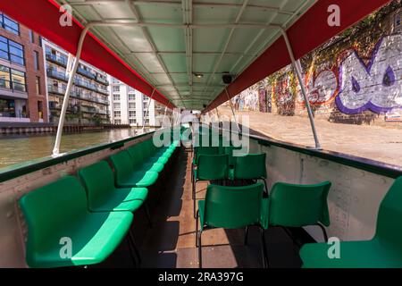 In einem historischen Kanalboot, einem Peaky Blinders Boot, das auch als Schmalboot bekannt ist. Machen Sie eine Bootstour auf einem Kanal in London. Der Regent's Canal ist perfekt Stockfoto