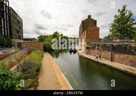 Ein Londoner Kanal mit Kanalbooten, ein Schmalschiff, wie man es auf Peaky Blinders sieht. Regent's Canal, eine malerische Wasserstraße, die am Zoo und Camden Market vorbeiführt. Stockfoto