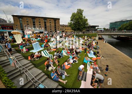 Besucher können das Freilufttheater am Coal Drops Yard in London besuchen. Ursprünglich eine Kohlewerft, wurden die historischen Gebäude in einen Markt umgewandelt Stockfoto