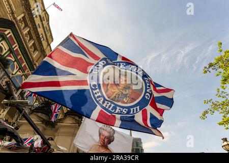 König Karl III. Krönungswoche in London fliegen König und Königin Souvenirflaggen über London, während sich die Stadt auf die königliche Krönung und die Menschenmassen vorbereitet. Stockfoto