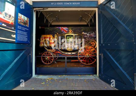 Royal Carriage, Queen Alexandras Staatskutsche im Royal Mews im Buckingham Palace. Es werden königliche Pferdekutschen und Fahrzeuge ausgestellt. Stockfoto
