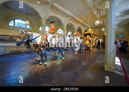 Der Gold State Coach, eine Pferdekutsche, die in King Charles Coronation verwendet wird, ist im Royal Mews, Buckingham Palace, zu sehen. Royal State Autos auch. Stockfoto