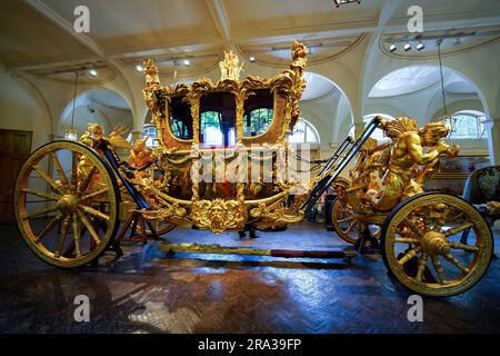 König Karls Krönungstrainer. Der Royal Gold State Coach wird seit 1831 bei jeder Krönung eingesetzt und ist der drittälteste noch lebende Coach in Großbritannien. Stockfoto