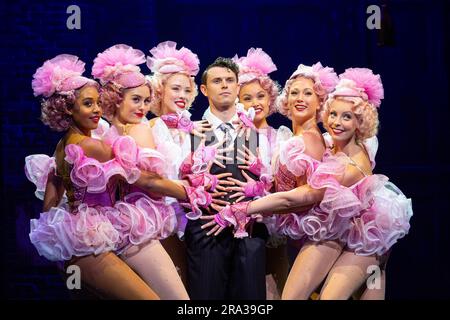 Charlie Stemp (Bobby Child) with the Zangler Follies girls in CRAZY FOR YOU im Gillian Lynne Theatre, London WC2 03/07/2023 A Chichester Festival Theatre 2022 Production Music & Lyrics: George & Ira Gershwin book: Ken Ludwig Co-Concept by Ken Ludwig & Mike Ockrent Set Design: Beowulf Boritt Kostüme: William Ivey Long Lighting: Ken Billington Choreographie und Richtung: Susan Stroman Stockfoto