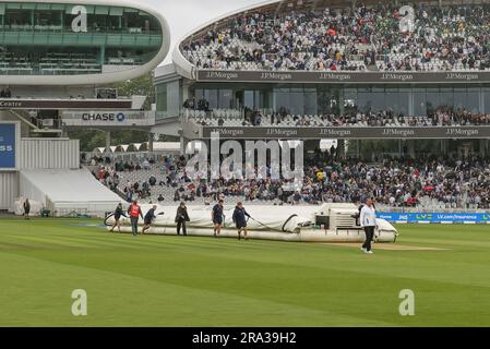 Die Titelseiten erscheinen als Regenpausen während der LV= Insurance Ashes Test Series Second Test Day 3 England gegen Australia at Lords, London, Großbritannien, 30. Juni 2023 (Foto von Mark Cosgrove/News Images) Stockfoto