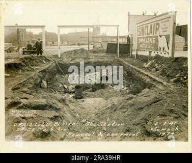 Foto von der Außenseite von Los 12, Bl. 2123, 52-58 Waschen. Ave, Tankstelle, Entfernung der Ausrüstung. Stockfoto