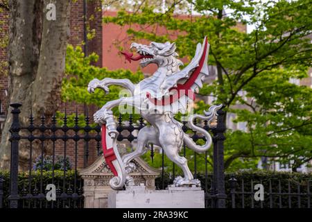 Drachen-Statuen, eine beliebte Touristenattraktion, bewachen die City of London. Die Square Mile Dragons, die Drachen beobachten, sind Grenzmarkierungen für Eintrittspunkte. Stockfoto