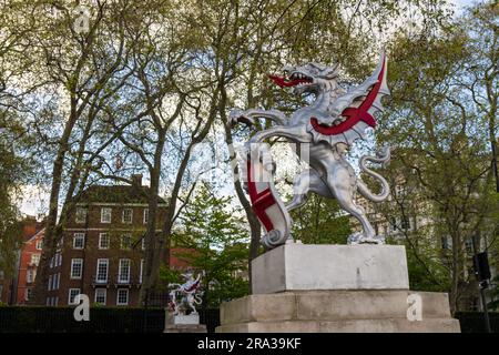 Historische und berühmte Londoner Drachen-Statuen mit einem Schild mit dem Wappen der City of London. Die Drachen dienen als Grenzmarkierungen für die Einfahrt in die Stadt. Stockfoto