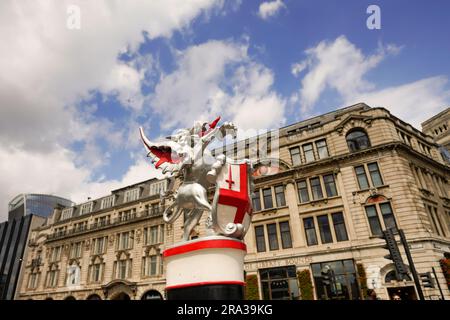 Historische und berühmte Londoner Drachen-Statuen mit einem Schild mit dem Wappen der City of London. Die Drachen dienen als Grenzmarkierungen für die Einfahrt in die Stadt. Stockfoto