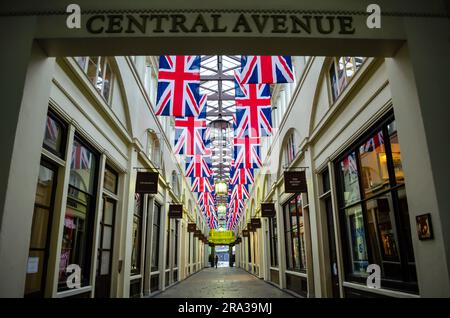 Britische Flaggen hängen in der Central Avenue von Covent Garden zu Ehren von Queen Elizabeth's Diamond Jubilee. Die Union-Jack-Flaggen werden für alle Feiern aufgehängt. Stockfoto