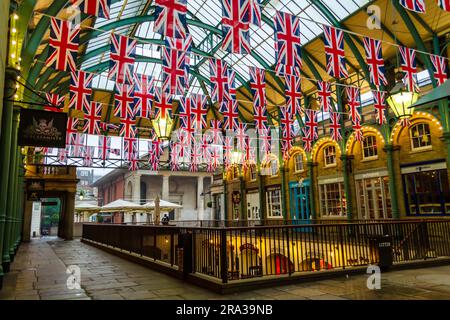 British Union Jack-Flaggen füllen Covent Garden für Queen Elizabeth's Diamond Jubilee. Der beliebte Platz, der Markt, befindet sich im West End-Theaterviertel. Stockfoto