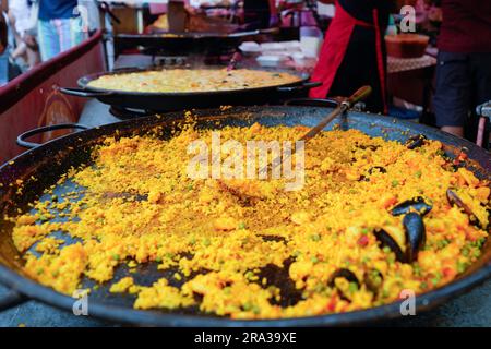 Paella, ein klassisches spanisches Reisgericht in einer großen Pfanne, findet man in mehreren Street Food Märkten in London. Die Imbissstände bieten für jeden Geschmack etwas. Stockfoto